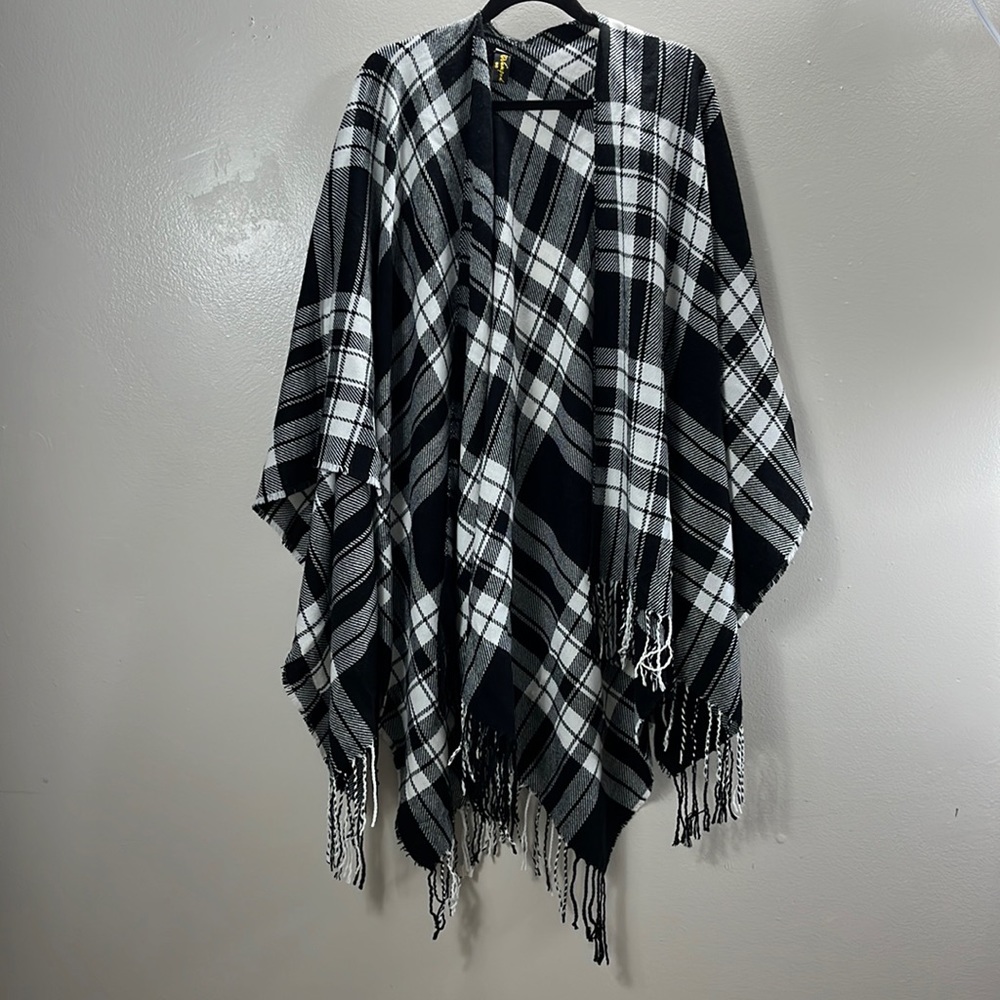 Revamped shawl women’s 0/S black/ white plaid